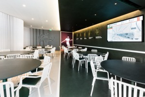 sols, murs et même plafonds en béton déco chez Lacoste à Roland Garros