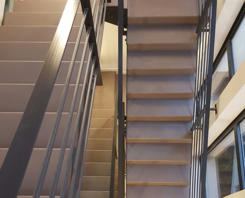 escalier de service en béton ciré pour le siège de Schlumber